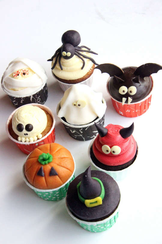 JW 메리어트 동대문 스퀘어 서울의 루프탑 '그리핀 바'와 페이스트리 숍 '서울 베이킹 컴퍼니'가 할로윈을 기념해 특별 제작한 시그니처 칵테일과 컵케이크 8종을 선보인다. 그리핀 바에서는 10월 31일 단 하루, 저녁 6시 30분부터 새벽 2시까지 할로윈의 상징인 호박을 이용한 칵테일인 '잭 오 펀치'(Jack o Punch)와 쿠바리브레의 할로윈 버전인 '스모크 쿠바리브레'(Smoke Cuba Libre)를 판매한다. JW 메리어트 동대문 스퀘어 서울 제공